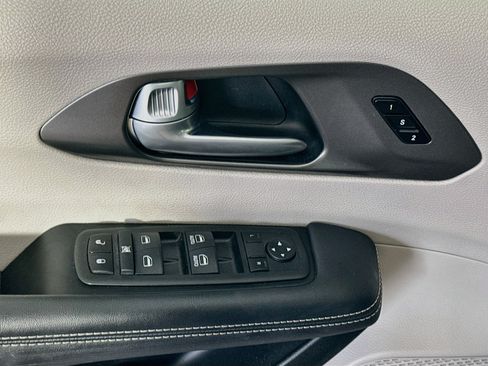 Used 2024 Chrysler Pacifica Touring-L FWD image 15
