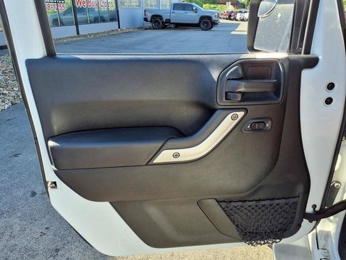 Used 2018 Jeep Wrangler Unlimited Rubicon w/ Connectivity Group AWD/4WD image 11