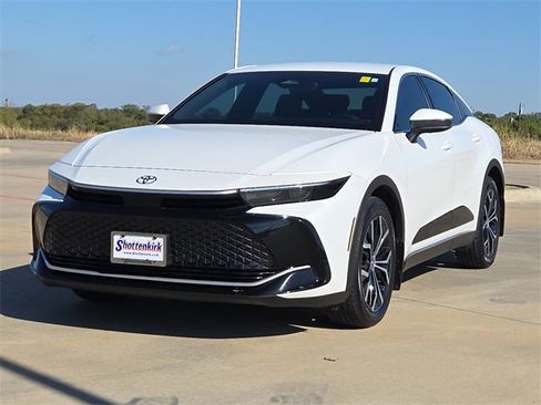 Used 2024 Toyota Crown XLE image 3