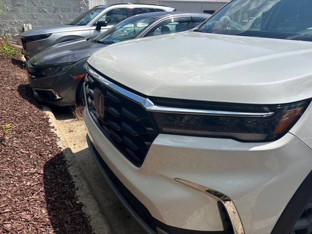 Used 2023 Honda Pilot Touring image 2