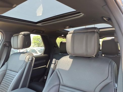 Used 2025 Land Rover Discovery Dynamic SE image 17