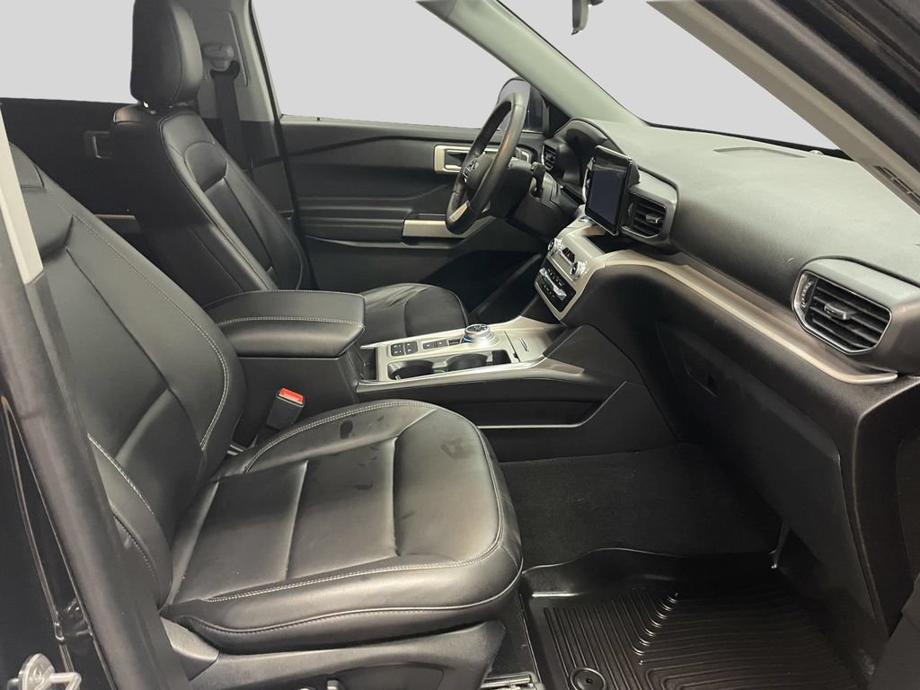 Used 2023 Ford Explorer XLT w/ Equipment Group 202A RWD image 16