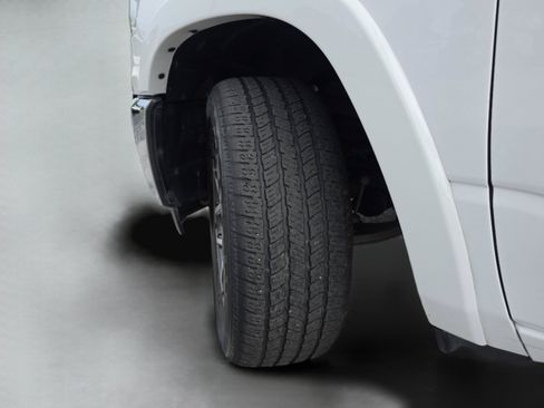 Used 2025 RAM 1500 Laramie AWD/4WD image 37