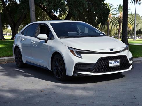 Used 2025 Toyota Corolla SE w/ SE Premium Package FWD image 4