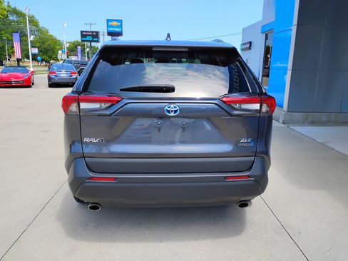 Used 2024 Toyota RAV4 XLE AWD/4WD image 8