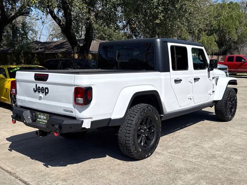 Used 2021 Jeep Gladiator Sport image 9