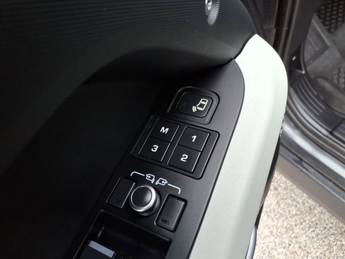 Used 2022 Land Rover Defender 110 SE image 18