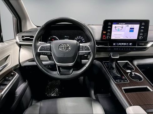 Used 2023 Toyota Sienna XLE AWD/4WD image 9