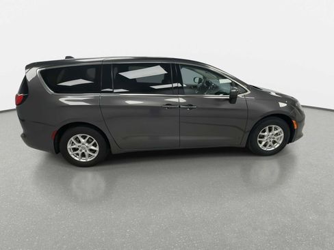 Used 2021 Chrysler Voyager LX FWD image 9