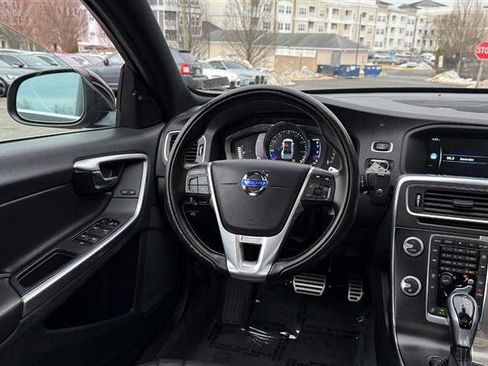 Used 2016 Volvo S60 T5 R-Design image 22