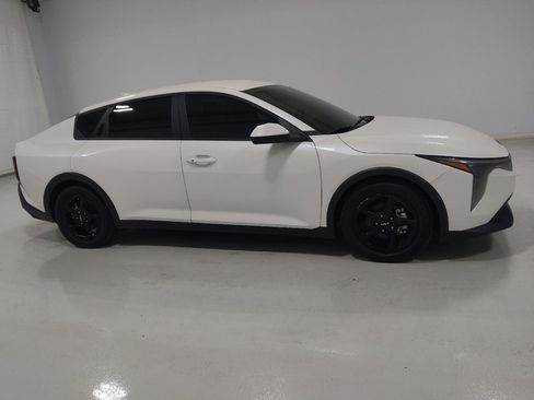 Used 2025 Kia K4 LXS image 11