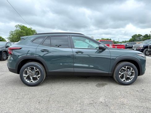 New 2026 Chevrolet Trax LT w/ LT Convenience Package FWD image 7