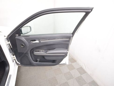 Used 2018 Chrysler 300 Limited image 15