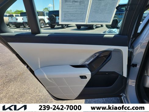Used 2025 BMW 760i xDrive AWD/4WD image 16