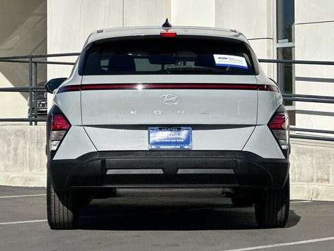 Used 2024 Hyundai Kona SE image 4