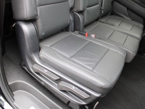 Used 2025 Chevrolet Suburban Z71 image 26