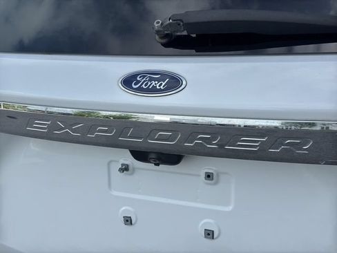 Used 2020 Ford Explorer XLT w/ Equipment Group 202A AWD/4WD image 18