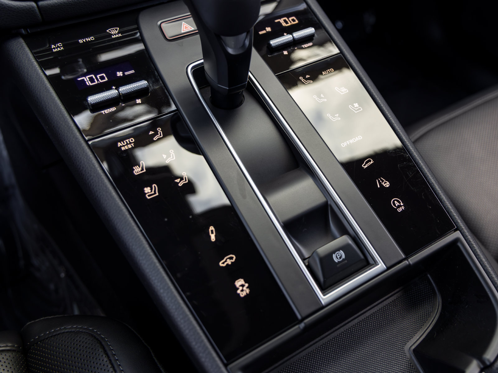 Certified 2025 Porsche Macan Turbo AWD/4WD image 46