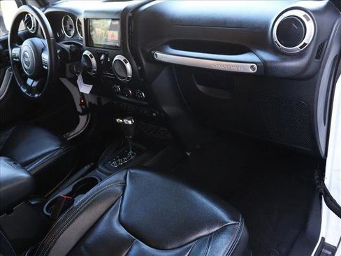 Used 2017 Jeep Wrangler Unlimited Sahara w/ Connectivity Group AWD/4WD image 25