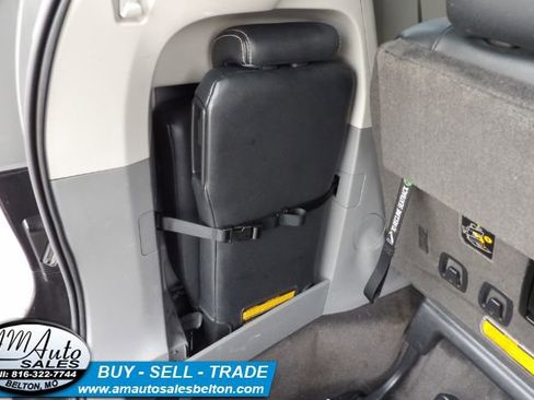 Used 2012 Toyota Sienna SE image 16