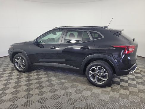 Used 2024 Chevrolet Trax LT w/ Sunroof Package FWD image 3