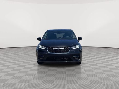 Used 2024 Chrysler Pacifica Limited FWD image 3