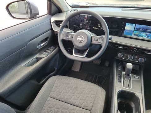 Used 2025 Nissan Kicks SV image 16