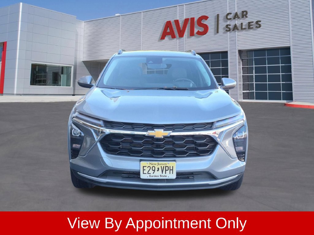 Used 2025 Chevrolet Trax LT w/ LT Convenience Package FWD image 2