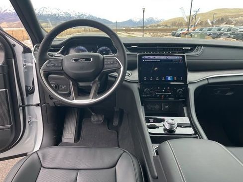 Used 2025 Jeep Grand Cherokee L Limited w/ Luxury Tech Group II image 20