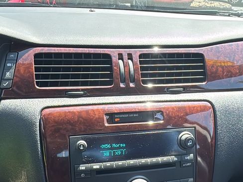 Used 2011 Chevrolet Impala LT w/ Luxury Edition Package FWD image 19
