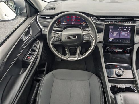 Used 2024 Jeep Grand Cherokee Laredo X image 20