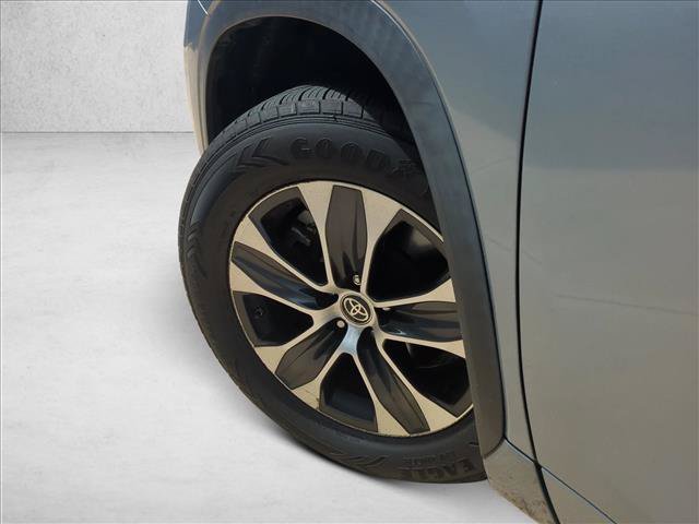 Used 2021 Toyota Highlander XLE FWD image 7