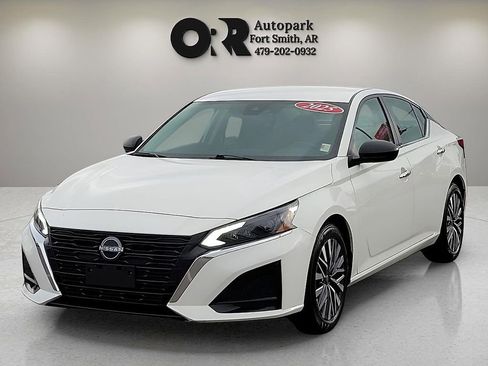 Used 2025 Nissan Altima 2.5 SV FWD image 2