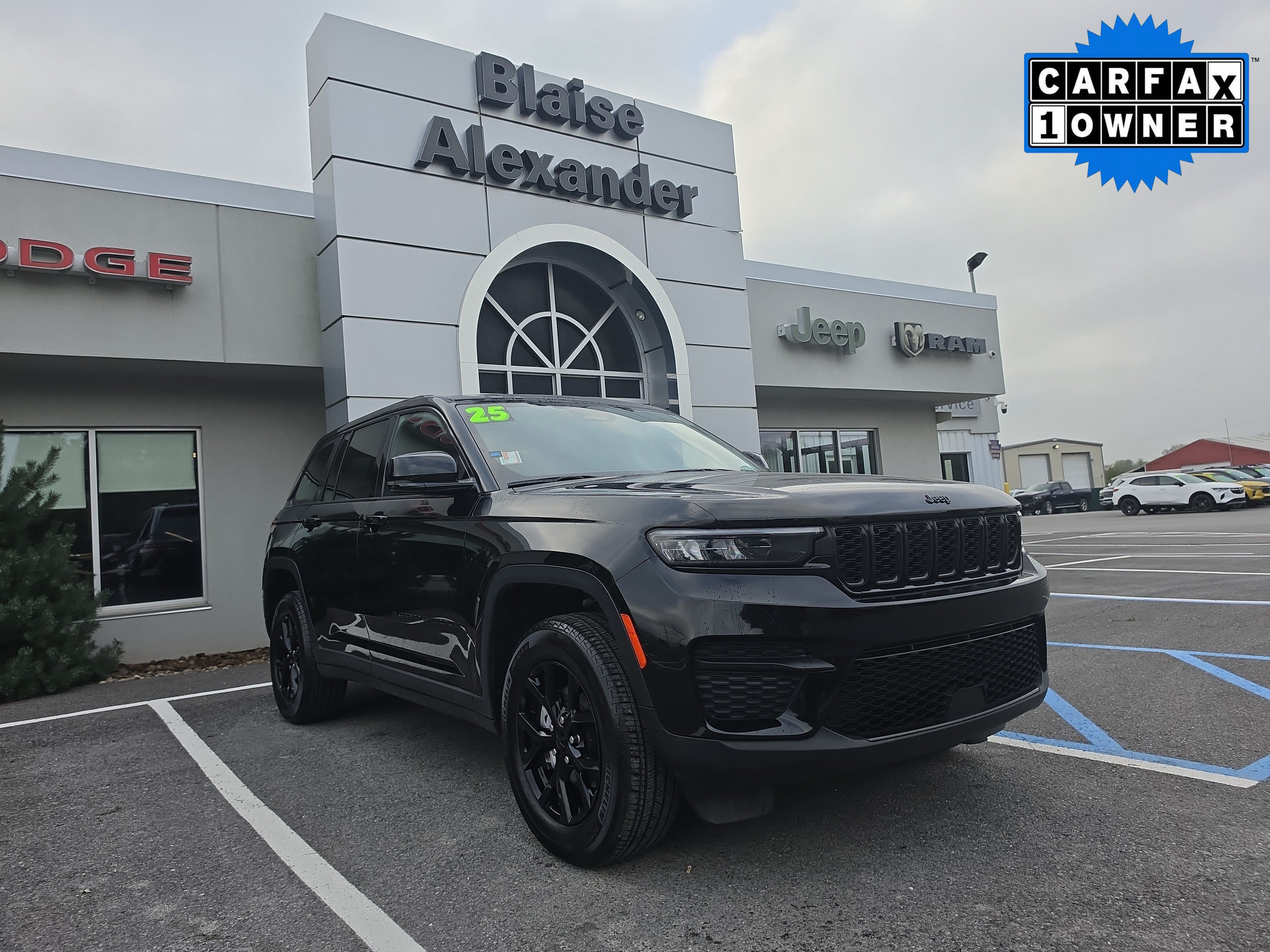 Used 2025 Jeep Grand Cherokee Altitude AWD/4WD image 1