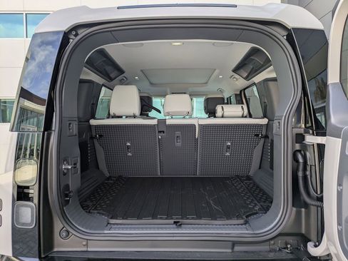 New 2026 Land Rover Defender 110 X-Dynamic SE AWD/4WD image 14