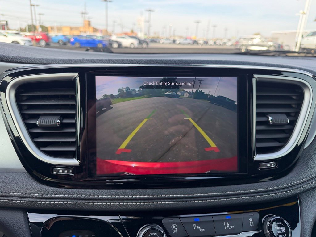 Used 2025 Chrysler Pacifica Limited FWD image 33