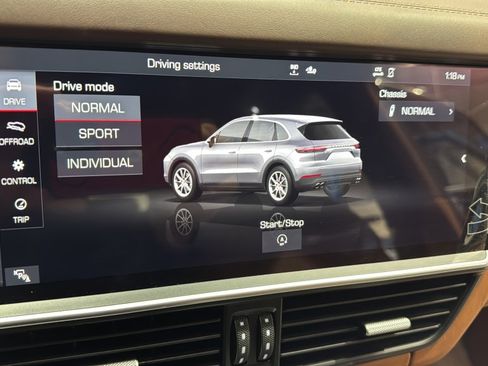 Used 2020 Porsche Cayenne S w/ Premium Package Plus image 27