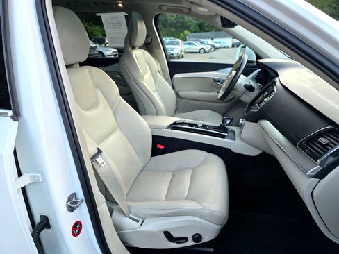 Used 2018 Volvo XC90 T6 Momentum w/ Convenience Package image 16