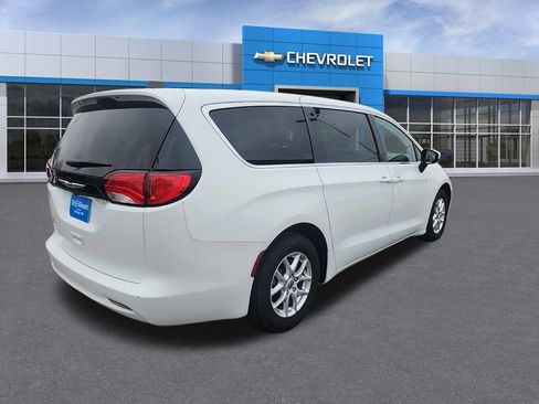 Used 2023 Chrysler Voyager LX image 5