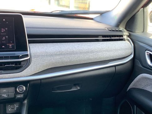 Used 2025 Jeep Compass Latitude image 34