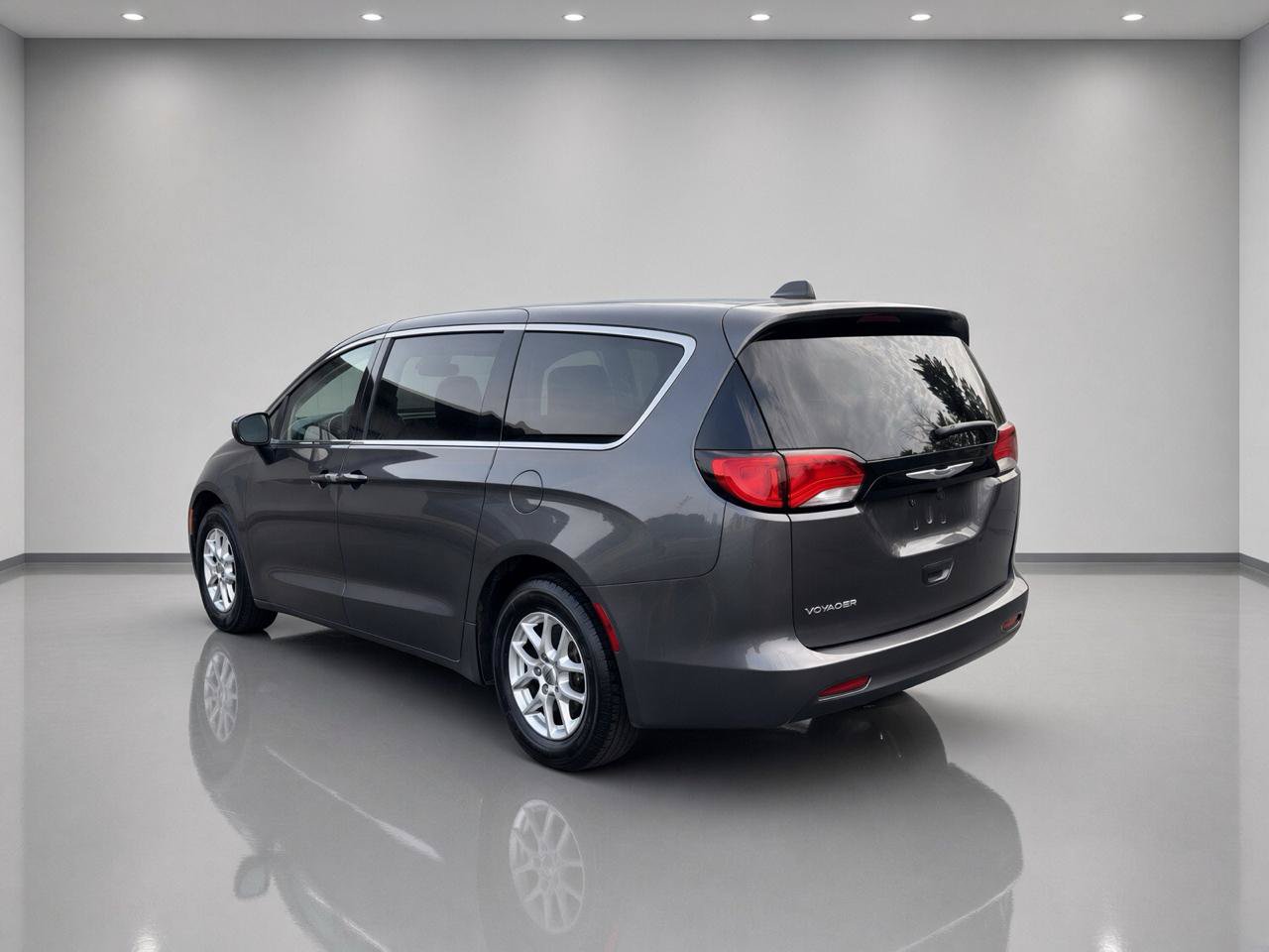 Used 2023 Chrysler Voyager LX FWD image 3