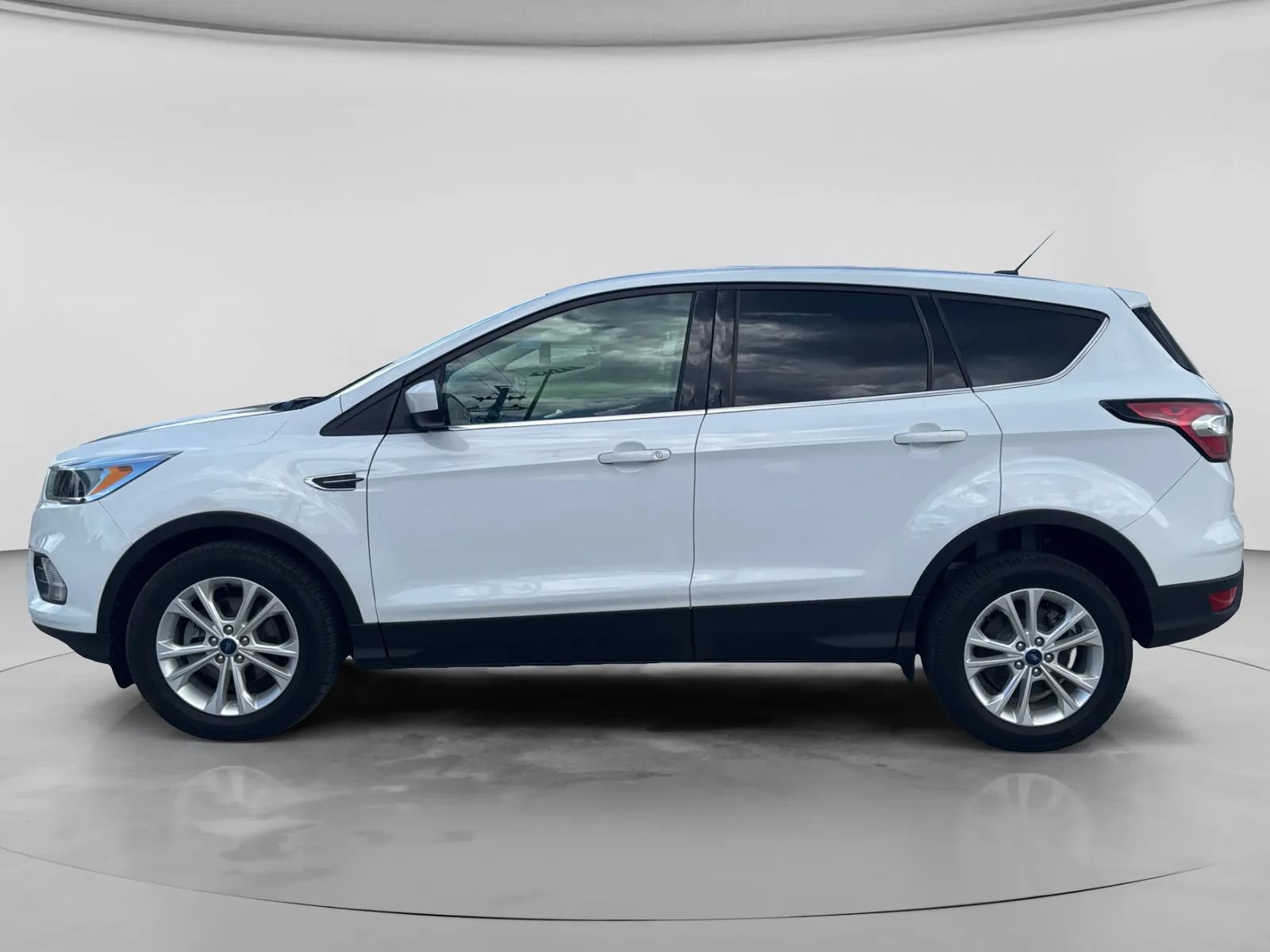 Used 2017 Ford Escape SE FWD image 2