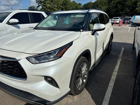 Used 2021 Toyota Highlander Platinum FWD image 4