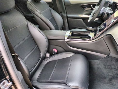 Used 2025 Mercedes-Benz GLC 300 4MATIC image 24