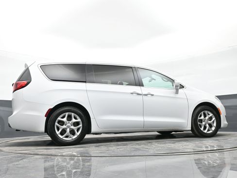 Used 2018 Chrysler Pacifica Touring Plus w/ Tire & Wheel Group image 42