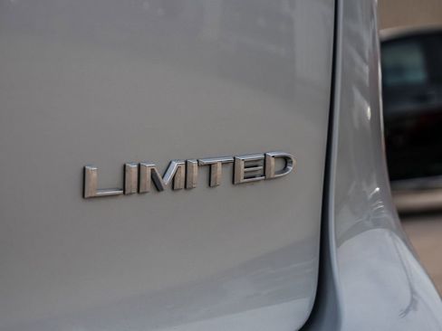 Used 2024 Chrysler Pacifica Limited FWD image 11