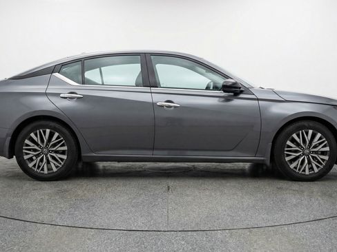 Used 2025 Nissan Altima 2.5 SV image 11