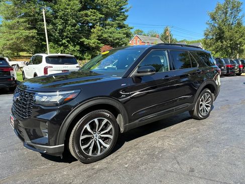 Used 2025 Ford Explorer ST-Line AWD/4WD image 2