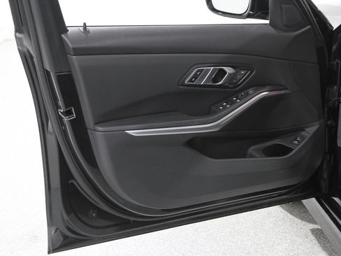 Certified 2022 BMW 330i xDrive Sedan w/ Driving Assistance Package image 4