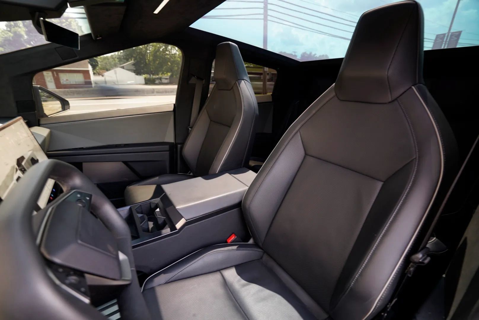 Used 2024 Tesla Cybertruck AWD Crew Cab image 27